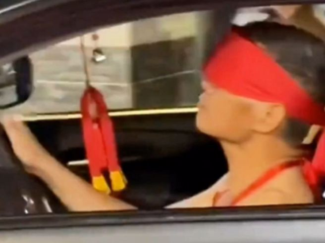 網路近期流傳一段影片，一名蒙眼乩童竟開車上路，行徑相當危險，畫面曝光後瞬間引發爭議。（圖／翻攝自社會事新聞影音）