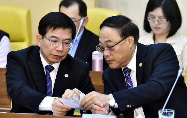 圖為交通部長王國材（左）、觀光署長周永暉（右）。（資料照，顏謙隆攝）
