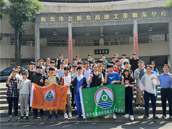 新北高工資訊科是技能競賽的常勝軍，擔任商務軟體及網頁技術職種的金手培訓學校，包下兩職種前五名。（新北教育局提供）