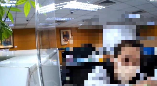 行員告知該帳號近期資金金出異常，極有可能為詐欺人頭帳戶。（蘆洲警分局提供／張鎧乙新北傳真）