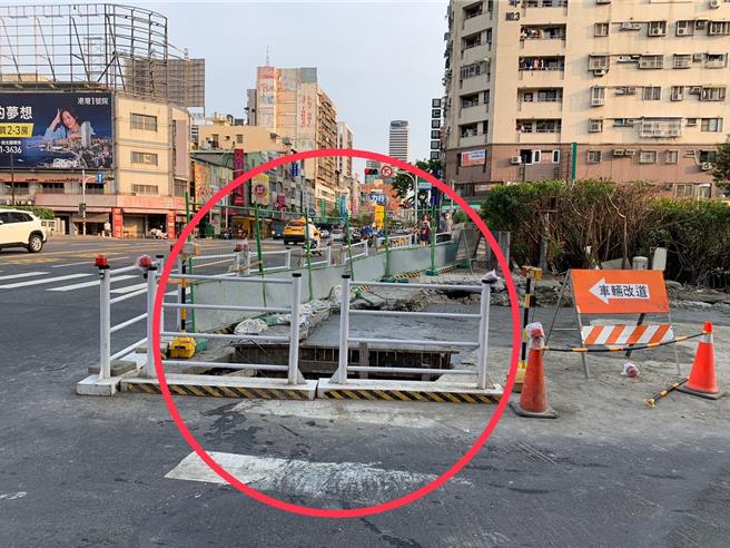 高雄一名78歲蔡姓男子30日下午4時許因好奇心手扶欄杆站在一旁觀看下水道工程，沒想到疑似攙扶欄桿力道過大，導致欄桿傾斜，蔡男接著掉入約2米的工程深坑。（警方提供／楊舒婷高雄傳真）