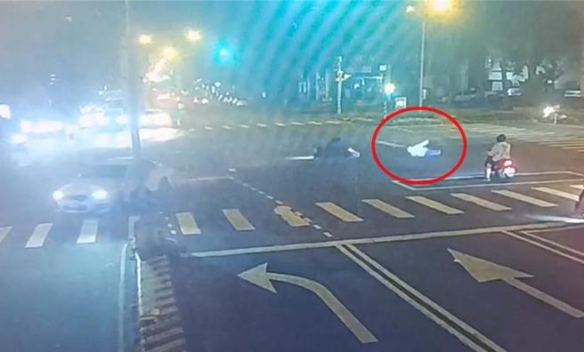郭姓男子開車行經北區崇德與進化北路口左轉時發生碰撞，男騎士「雷殘」後噴飛，自行爬起身後就離去。（民眾提供／潘虹恩台中傳真）