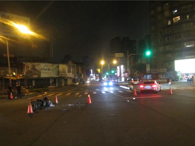 台中市北區崇德路與進化北路口30日凌晨1點多發生機車與BMW轎車擦撞事故，44歲郭姓男子開車行經路口左轉時，與對向直行的男騎士發生碰撞，男騎士雷殘噴飛後爬起離去，未留下筆錄，詳細肇事原因尚待進一步分析。（民眾提供／潘虹恩台中傳真）