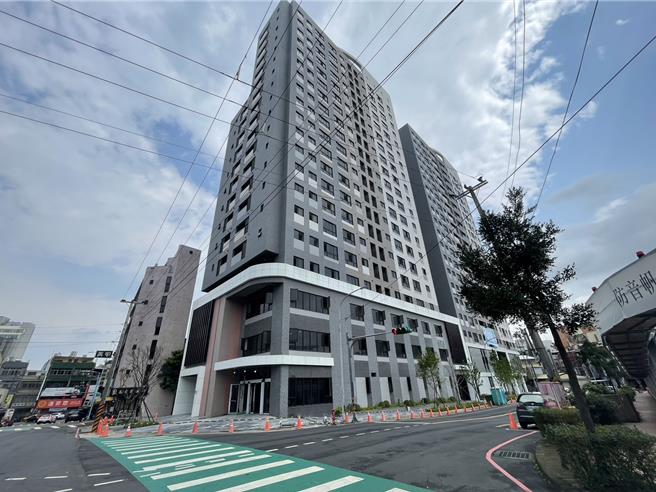 桃园市政府首件公办都更「中坜中兴巷」，于3月27日取得使用执照，目前进行工程验收，预计今年9月完成内部装修工作。(吕筱蝉摄)