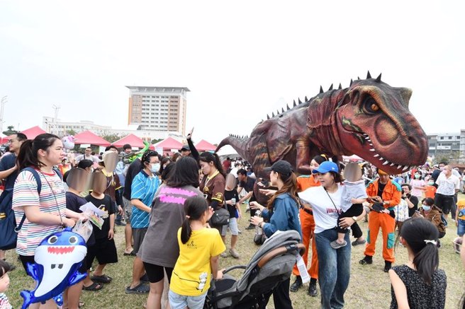 彰化縣政府舉行兒童節慶祝活動，現場有3公尺高的暴龍，也有恐龍帶動跳，小朋友嗨翻。（彰化縣政府提供／張妍溱彰化傳真）