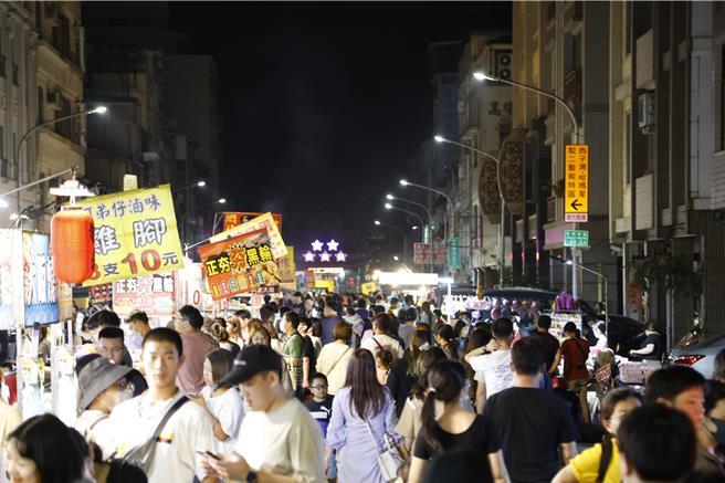 天团五月天演唱会及大港开唱30日同步登场，吸引国内外歌迷涌入高雄，堪称「演唱会超级周末」，在高市府经发局推出商圈夜市券的加持下，各地商圈人潮爆满。（高市府经发局提供／洪浩轩高雄传真）