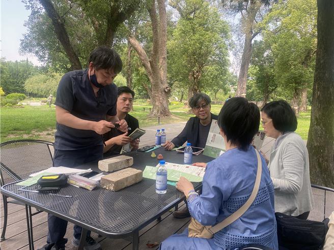 日本田川市石炭．歷史博物館研究員福本寬及早稻田大學教授嶋崎尚子在雲科大副教授王新衡的陪同下，專程造訪台南水道博物館調查耐火磚。（水道博物館提供／洪榮志台南傳真）