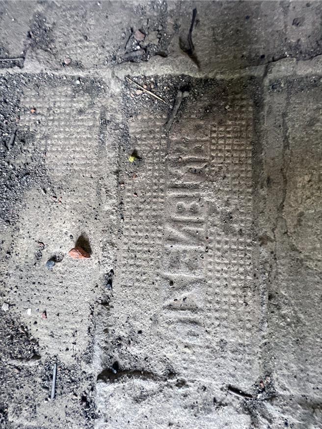 台南水道博物館發現的陽刻錯誤版耐火磚。（水道博物館提供／洪榮志台南傳真）