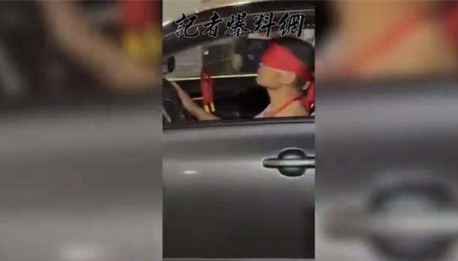 乩童以紅布矇眼開車上百公尺，安全停好車後，讓圍觀的眾人歡呼「神蹟」。（翻攝「記者爆料網」／張妍溱彰化傳真）