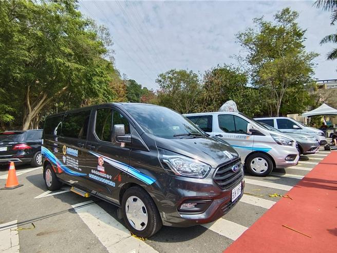 国际狮子会300E-1区捐赠4辆车给嘉云南4个单位推展社福。（廖素慧摄）