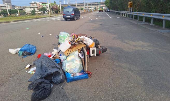 女骑士连人带车倒地。（民眾提供／李京升苗栗传真）