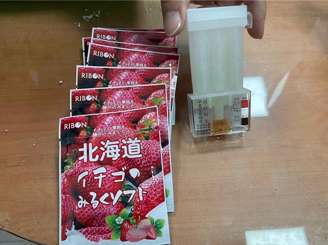 警方发现洪男是毒品通缉犯，并在车上找到一批毒品咖啡包。（翻摄照片／林瑞益高雄传真）