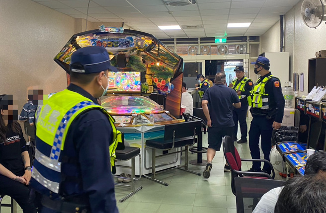 為了淨化治安並保障民眾安全，龍潭警全面強力掃蕩治安顧慮場所。（翻攝畫面）