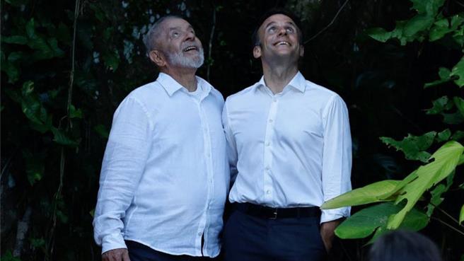 網民笑稱，馬克宏前陣子結束的巴西之行，讓他神魂顛倒，就連馬克宏本人也順勢開玩笑說，「這是婚禮！」（路透社）