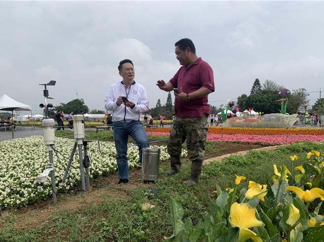 2024年3月31日桃園市／桃園市2024溪海花卉農遊趣活動開展，副市長蘇俊賓（左）3月31日前往參觀智慧青農所策劃的花卉展區以及微型氣象站等智慧農業設備。（呂筱蟬攝）
