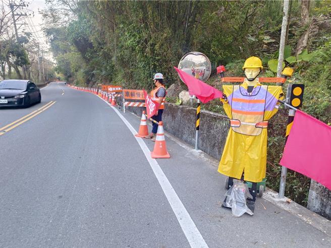 公路局中区养工分局信义工务段，从4月1日起至6月30日止，针对新中横部分路段，进行灾害边坡防护工程，将实施交通管制3个月，维持单线双向管制通行。（南投县府提供／王煌忠南投传真）