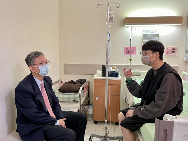 曾任台大名医的桃园市副市长王明鉅透露，第一时间查询医学文献就怀疑应是宝林独家配方出包，加上中毒桃园市民描述「酱料很苦」。（图／桃园市政府提供）