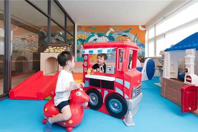 高雄福华大饭店推出12岁(含)以下儿童用餐半价、住指定客房加赠「寿山动物园」门票及游园小火车车票等活动欢庆儿童节。(高雄福华大饭店提供)