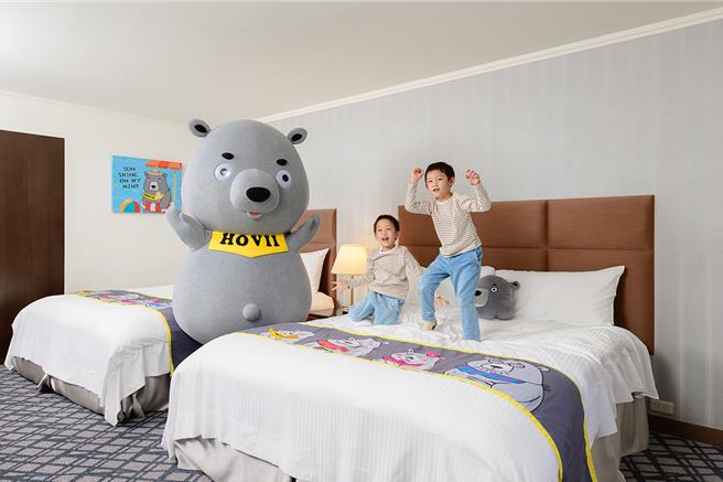 「HOVII熊亲子主题房」住房专案，内含100公分高Hovii熊迎宾、Hovii熊布偶、萌熊笔记本、熊好收资料夹及可爱环保拖等丰富周边好礼。(高雄福华大饭店提供)
