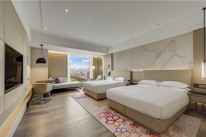 预订「享天伦」住房专案，入住豪华4人房，送翌日自助式早餐、「汤姆熊」体验券与可爱造型下午茶1份，每房每晚6299元起。(高雄万豪酒店提供)