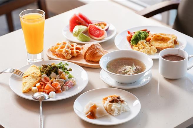和逸台南館自助式早餐很豐盛，還可吃到台南傳統小吃米糕、肉圓、現煮牛肉湯等。(國泰飯店觀光事業提供)