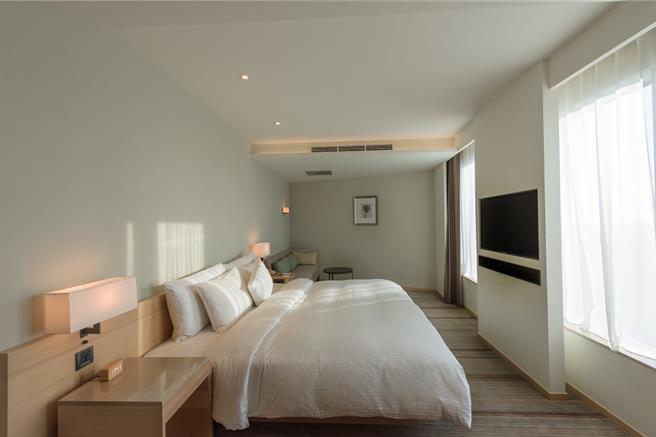 和逸飯店高雄中山館「出發！綠色旅行趣」，專案入住舒適客房每晚3888元起，含自助式早餐、「高雄24H交通卡」。(國泰飯店觀光事業提供)