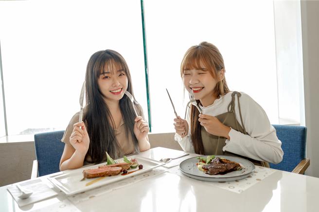 和逸高雄館的景觀餐廳「Cozzi THE Roof」，優惠活動「4人同行，1人免費」延長至4月底。(國泰飯店觀光事業提供)