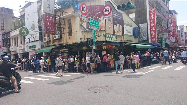 台南市国华街美食金得春卷每到清明节前夕就有顾客大排长龙。（程炳璋摄）
