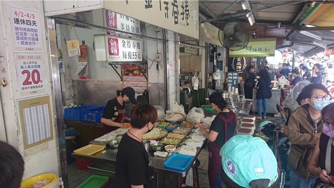 台南市金得春卷採客制化，内馅有10几种口味任挑搭配，无法事先接单订制。（程炳璋摄）