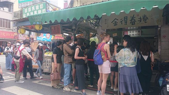 台南市金得春卷清明前夕就涌现购买潮，连外国人也愿意排队尝鲜。（程炳璋摄）
