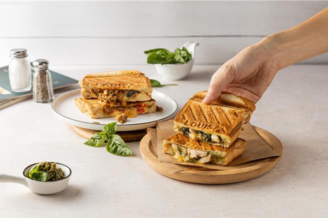 路易莎咖啡热卖冠军「砖压系列」，4月起推出新口味「打抛猪砖压」、「青酱熏鸡砖压」。（路易莎提供／朱世凯台北传真）