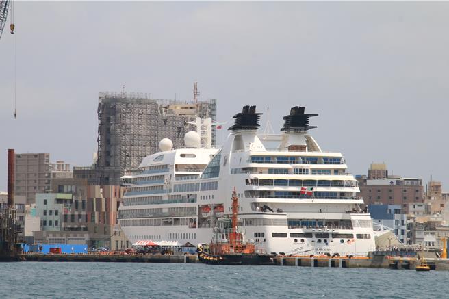 璽寶郵輪奧德薩號31日首航澎湖，帶來408位歐美遊客，並停泊於延建後的馬公碼頭區1號碼頭。（許逸民攝）