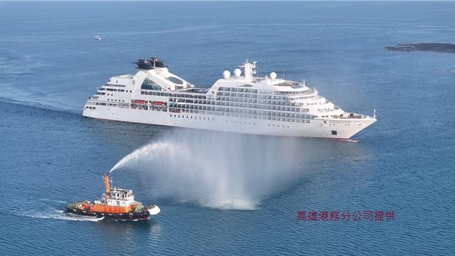 璽寶郵輪奧德薩號31日首航澎湖，帶來408位歐美遊客。進港時台灣港務公司以噴水禮歡迎。（台灣港務公司提供／許逸民澎湖傳真）