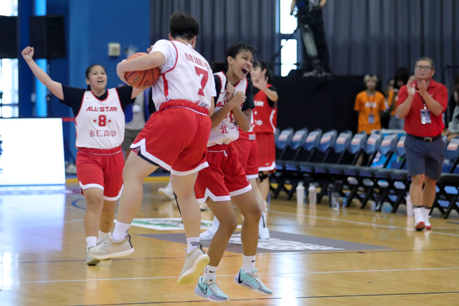 112学年度HBL高中篮球联赛全明星赛31日举行，明星白队米靖恩（中）获胜后与队友庆贺。（黄世麒摄）