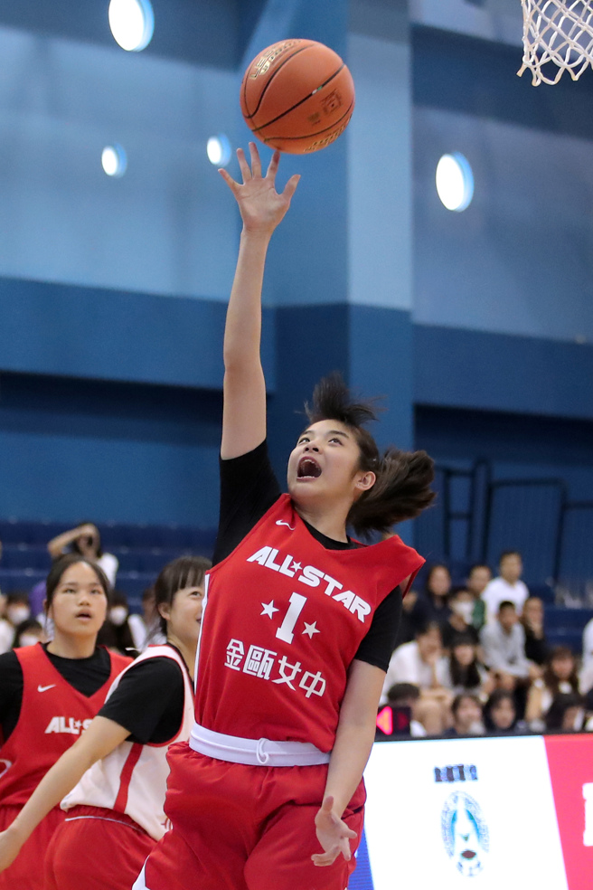 112学年度HBL高中篮球联赛全明星赛31日举行，明星红队林宇涵上篮得分。（黄世麒摄）