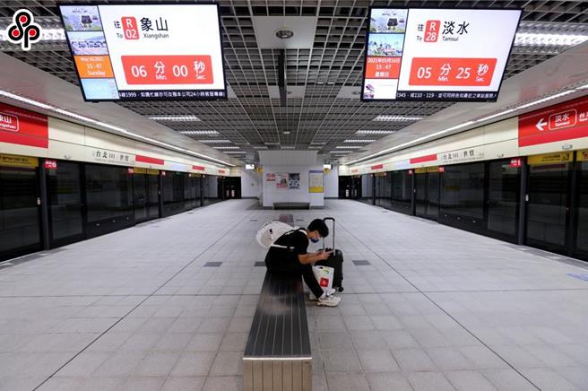 今日中午12时许发生淡水信义线奇岩站列车无法完全闭锁，车上约200名乘客搭乘后续列车。（示意图，本报资料照片）