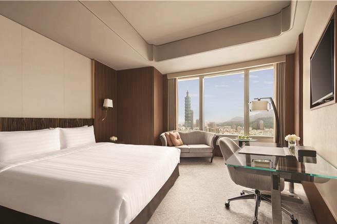 「夢想升空孩想飛」親子假期，闔家入住寬敞客房，享豐盛自助式早餐，可獲贈飯店獨家迎賓禮包，每晚8900元起外加10％服務費和5％稅金。(台北遠東香格里拉提供)