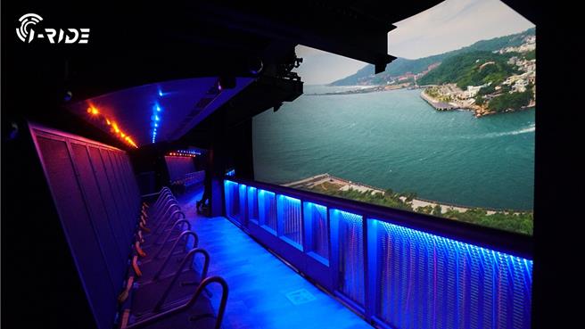 超級擬真感受「i-Ride動感飛行劇院」將乘客座椅推進直徑達20米3層樓高巨大球幕中，雙腳懸空隨著載具擺盪，搭配多種特效展演，打造視覺、聽覺、嗅覺、觸覺與移動的五感體驗。(i-Ride動感飛行劇院提供)