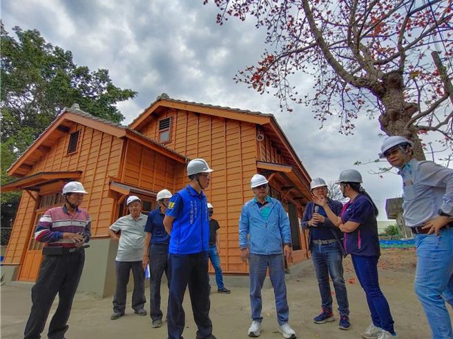 云林县崙背乡崙背分驻所宿舍群2栋日式木造宿舍，目前进行修復工程，31日举办说明会，未来将规画为「诏安客家讲古屋」与「青年驻地工作站」，打造青银世代合作平台。（张朝欣摄）