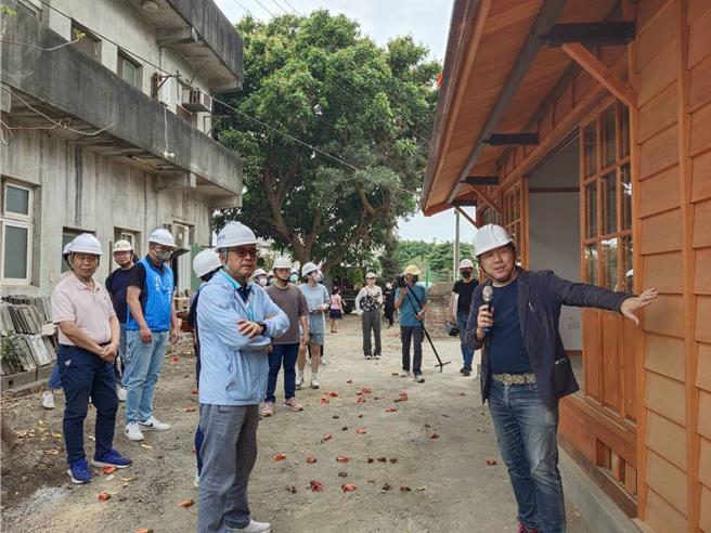 云林县政府进行崙背乡崙背分驻所宿舍群2栋日式木造宿舍修復工程，31日由建筑师吕政道（右）在现场解说修復工法与理念，让民眾更了解宿舍群的结构与歷史意涵。（张朝欣摄）
