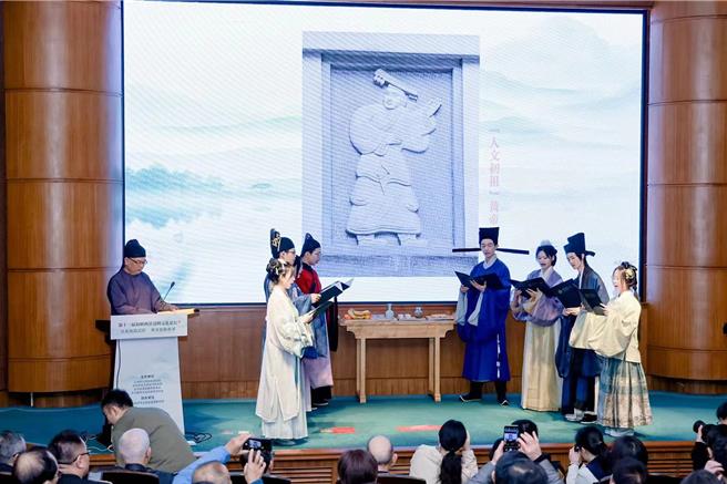 第11屆海峽兩岸清明文化論壇31日在上海舉行，現場進行兩岸青年學子祭祀黃帝儀式展演。（主辦方提供）