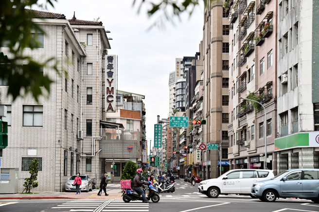 一名男子见台北市万华区一坪要价70万傻眼。（示意图，shutterstock／达志）