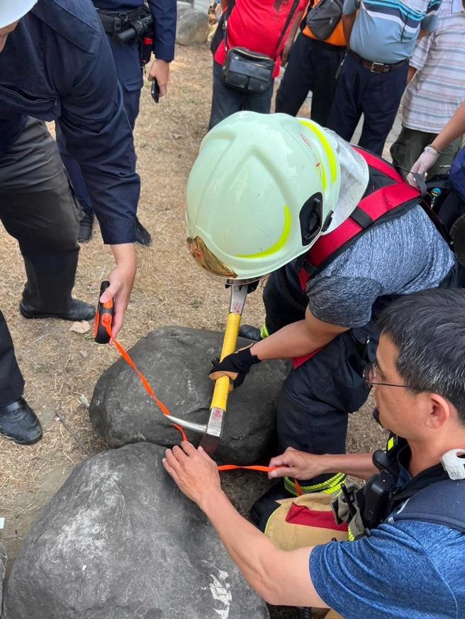 高雄市消防局近期接获110转报，一名女子与其宠物狐獴受困石缝，未料派员赶抵后，现场仅仅一条宠物牵绳夹在两块大石头之间。（图 / 翻摄自脸书粉专「靠北消防3.0」）