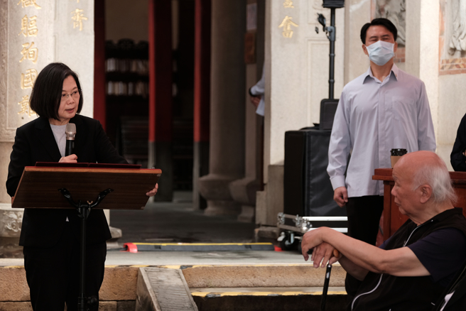 圖為新竹縣新埔褒忠亭義民廟30日春祭大典，蔡英文總統（左）致詞。（資料照，羅浚濱攝）