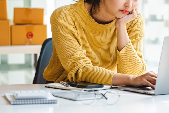 一名男子希望网友一起响应把上班时间提前到早上7点30分。（示意图，shutterstock／达志）