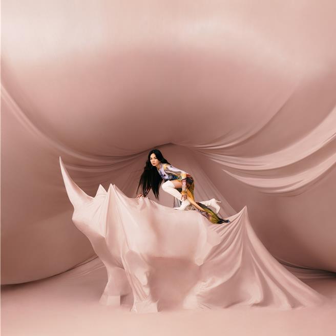 Ella拍攝專輯封面。（勁樺娛樂提供）