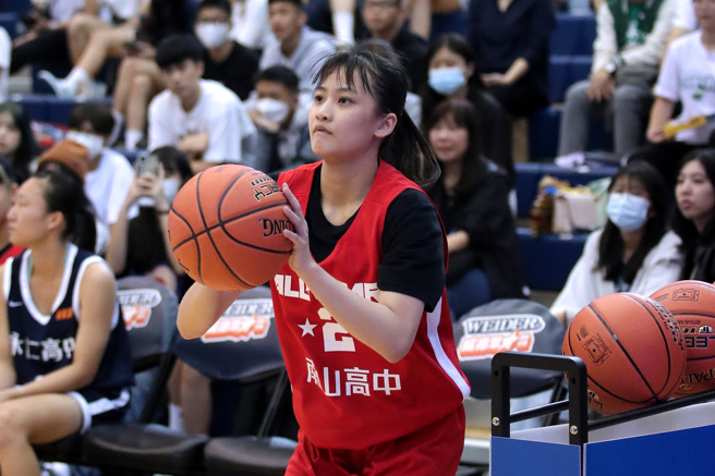 112学年度HBL高中篮球联赛全明星赛31日举行，南山高中叶侑璇经过两度加赛，击败对手获得三分球大赛女子组冠军。（黄世麒摄）