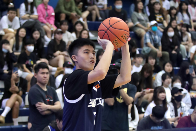 112学年度HBL高中篮球联赛全明星赛31日举行，三重商工张劭安获得三分球大赛男子组冠军。（黄世麒摄）