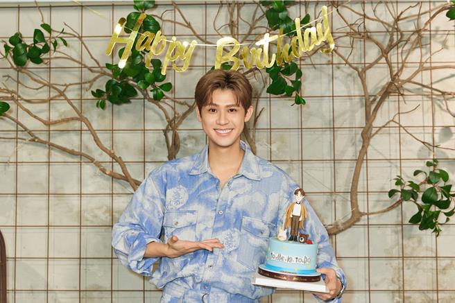 李玉璽公益拍賣度過31歲生日。（晴空鳥提供）