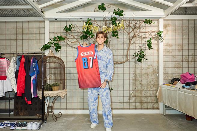 李玉璽捐出很愛的球衣公益拍賣。（晴空鳥提供）